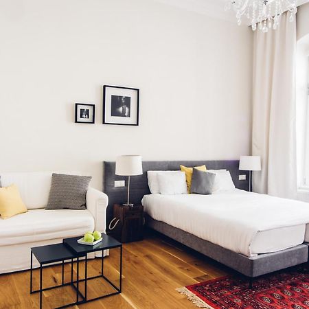 Adele Apartments Pécs Buitenkant foto